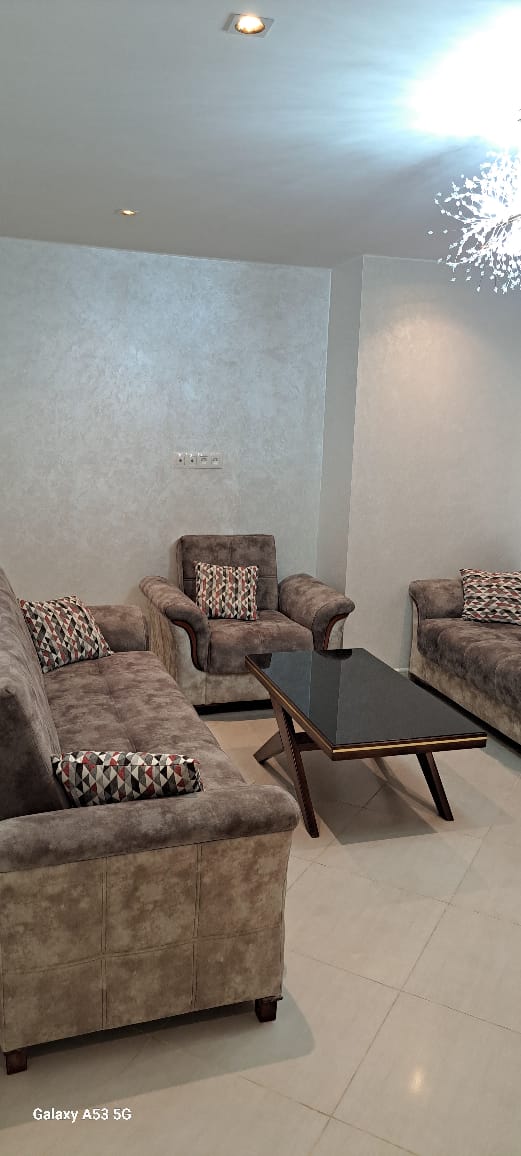 🏡 Location Appartement F3 Haut Standing – Akid Lotfi, Oran Offrez-vous un séjour d’exception dans ce superbe appartement F3 idéalement situé au cœur du quartier très prisé d’Akid Lotfi, dans une ruelle calme, discrète et sécurisée, à proximité immédiate de toutes les commodités (commerces, transports, restaurants). ✨ Un cadre élégant et raffiné Cet appartement allie confort moderne, tranquillité et prestations de qualité. Il est parfait pour un séjour en famille ou pour les professionnels recherchant calme et standing. 🛋️ Caractéristiques : – Appartement F3 spacieux et lumineux – Entièrement meublé et équipé – Climatisation dans toutes les pièces – Cuisine moderne entièrement équipée – Chambres confortables avec rangements – Aucun vis-à-vis (tranquillité assurée) – Résidence propre et bien entretenue 📍 Emplacement idéal : Situé dans l’un des meilleurs quartiers d’Oran, vous bénéficiez d’un environnement calme tout en restant proche de tout. 💼 Idéal pour : – Familles – Déplacements professionnels – Séjours courte ou longue durée 📞 Contact : Pour plus d’informations ou réservation, merci de nous contacter en message privé ou par téléphone. — 🔑 Confort – Calme – Standing – Emplacement premium