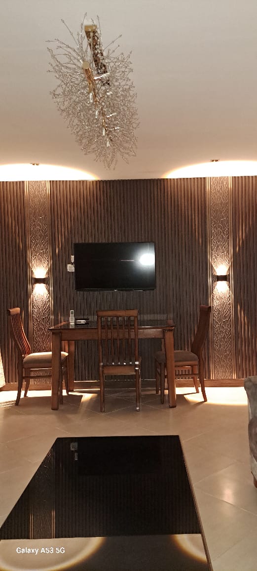 🏡 Location Appartement F3 Haut Standing – Akid Lotfi, Oran Offrez-vous un séjour d’exception dans ce superbe appartement F3 idéalement situé au cœur du quartier très prisé d’Akid Lotfi, dans une ruelle calme, discrète et sécurisée, à proximité immédiate de toutes les commodités (commerces, transports, restaurants). ✨ Un cadre élégant et raffiné Cet appartement allie confort moderne, tranquillité et prestations de qualité. Il est parfait pour un séjour en famille ou pour les professionnels recherchant calme et standing. 🛋️ Caractéristiques : – Appartement F3 spacieux et lumineux – Entièrement meublé et équipé – Climatisation dans toutes les pièces – Cuisine moderne entièrement équipée – Chambres confortables avec rangements – Aucun vis-à-vis (tranquillité assurée) – Résidence propre et bien entretenue 📍 Emplacement idéal : Situé dans l’un des meilleurs quartiers d’Oran, vous bénéficiez d’un environnement calme tout en restant proche de tout. 💼 Idéal pour : – Familles – Déplacements professionnels – Séjours courte ou longue durée 📞 Contact : Pour plus d’informations ou réservation, merci de nous contacter en message privé ou par téléphone. — 🔑 Confort – Calme – Standing – Emplacement premium
