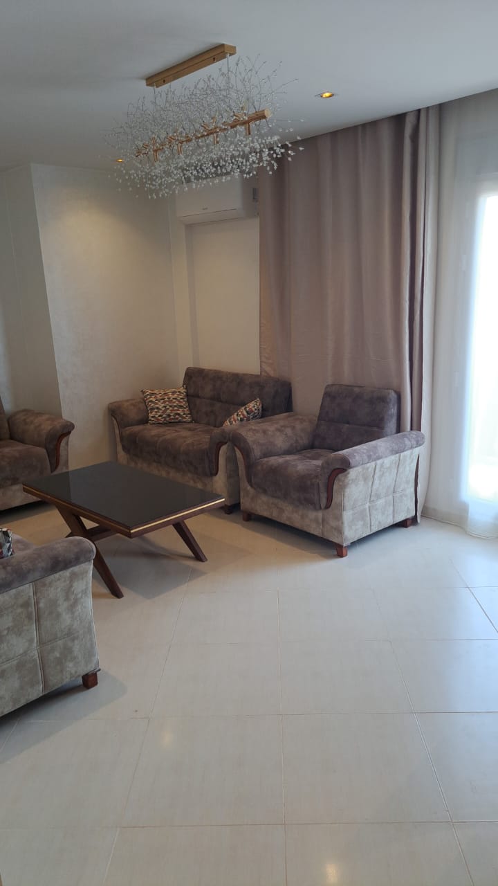 🏡 Location Appartement F3 Haut Standing – Akid Lotfi, Oran Offrez-vous un séjour d’exception dans ce superbe appartement F3 idéalement situé au cœur du quartier très prisé d’Akid Lotfi, dans une ruelle calme, discrète et sécurisée, à proximité immédiate de toutes les commodités (commerces, transports, restaurants). ✨ Un cadre élégant et raffiné Cet appartement allie confort moderne, tranquillité et prestations de qualité. Il est parfait pour un séjour en famille ou pour les professionnels recherchant calme et standing. 🛋️ Caractéristiques : – Appartement F3 spacieux et lumineux – Entièrement meublé et équipé – Climatisation dans toutes les pièces – Cuisine moderne entièrement équipée – Chambres confortables avec rangements – Aucun vis-à-vis (tranquillité assurée) – Résidence propre et bien entretenue 📍 Emplacement idéal : Situé dans l’un des meilleurs quartiers d’Oran, vous bénéficiez d’un environnement calme tout en restant proche de tout. 💼 Idéal pour : – Familles – Déplacements professionnels – Séjours courte ou longue durée 📞 Contact : Pour plus d’informations ou réservation, merci de nous contacter en message privé ou par téléphone. — 🔑 Confort – Calme – Standing – Emplacement premium