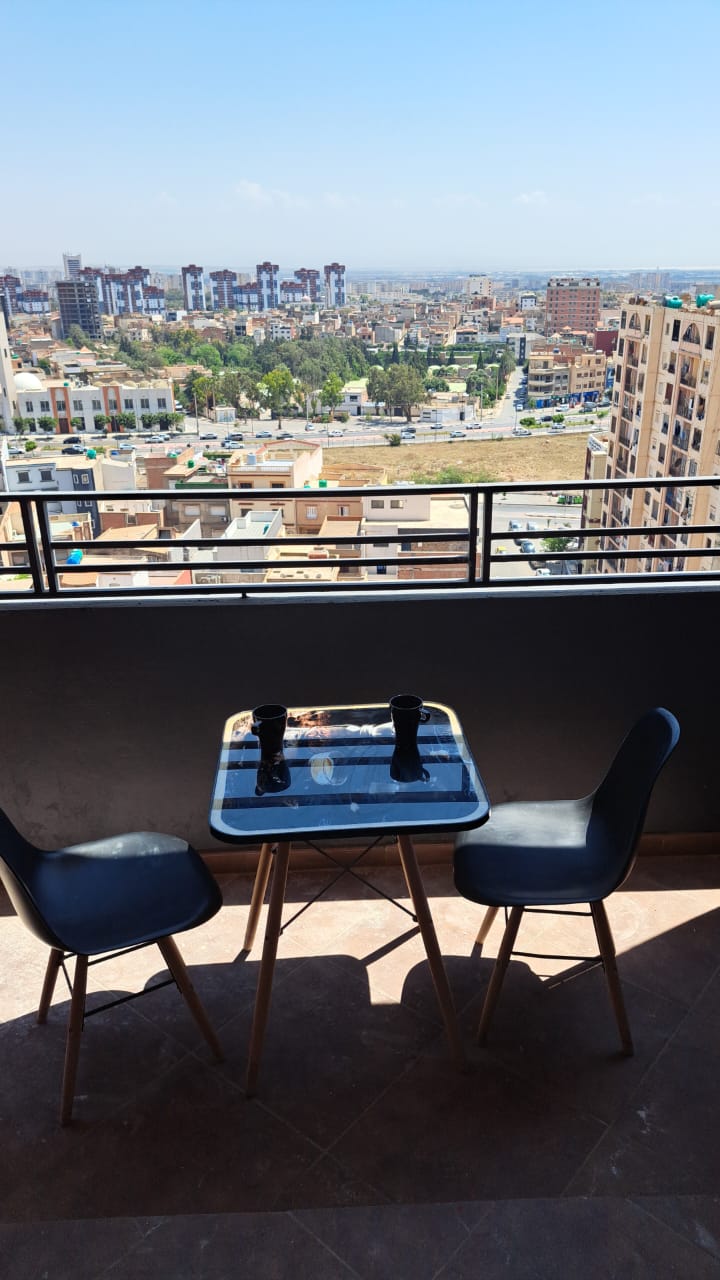 🏡 Location Appartement F3 Haut Standing – Akid Lotfi, Oran Offrez-vous un séjour d’exception dans ce superbe appartement F3 idéalement situé au cœur du quartier très prisé d’Akid Lotfi, dans une ruelle calme, discrète et sécurisée, à proximité immédiate de toutes les commodités (commerces, transports, restaurants). ✨ Un cadre élégant et raffiné Cet appartement allie confort moderne, tranquillité et prestations de qualité. Il est parfait pour un séjour en famille ou pour les professionnels recherchant calme et standing. 🛋️ Caractéristiques : – Appartement F3 spacieux et lumineux – Entièrement meublé et équipé – Climatisation dans toutes les pièces – Cuisine moderne entièrement équipée – Chambres confortables avec rangements – Aucun vis-à-vis (tranquillité assurée) – Résidence propre et bien entretenue 📍 Emplacement idéal : Situé dans l’un des meilleurs quartiers d’Oran, vous bénéficiez d’un environnement calme tout en restant proche de tout. 💼 Idéal pour : – Familles – Déplacements professionnels – Séjours courte ou longue durée 📞 Contact : Pour plus d’informations ou réservation, merci de nous contacter en message privé ou par téléphone. — 🔑 Confort – Calme – Standing – Emplacement premium
